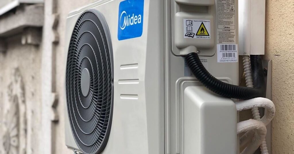 Midea klíma kültéri egysége a falon