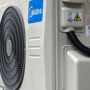 Midea klíma kültéri egysége a falon