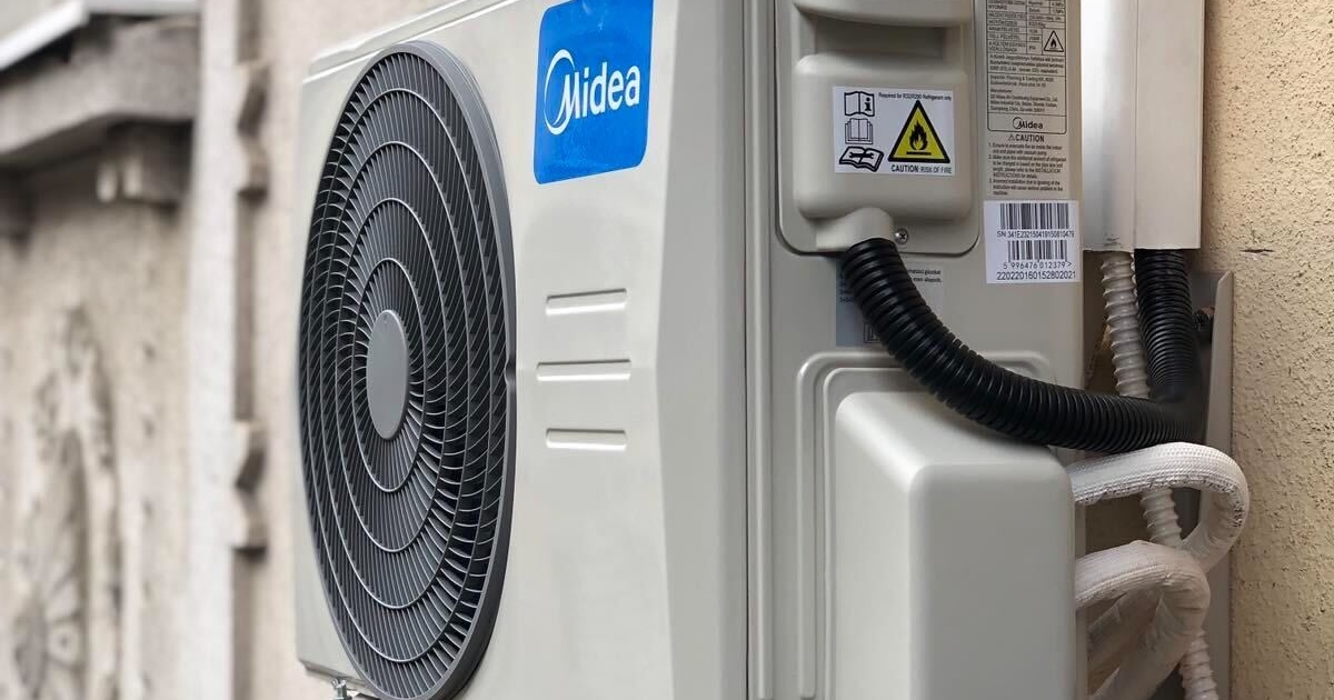 Midea klíma kültéri egysége a falon